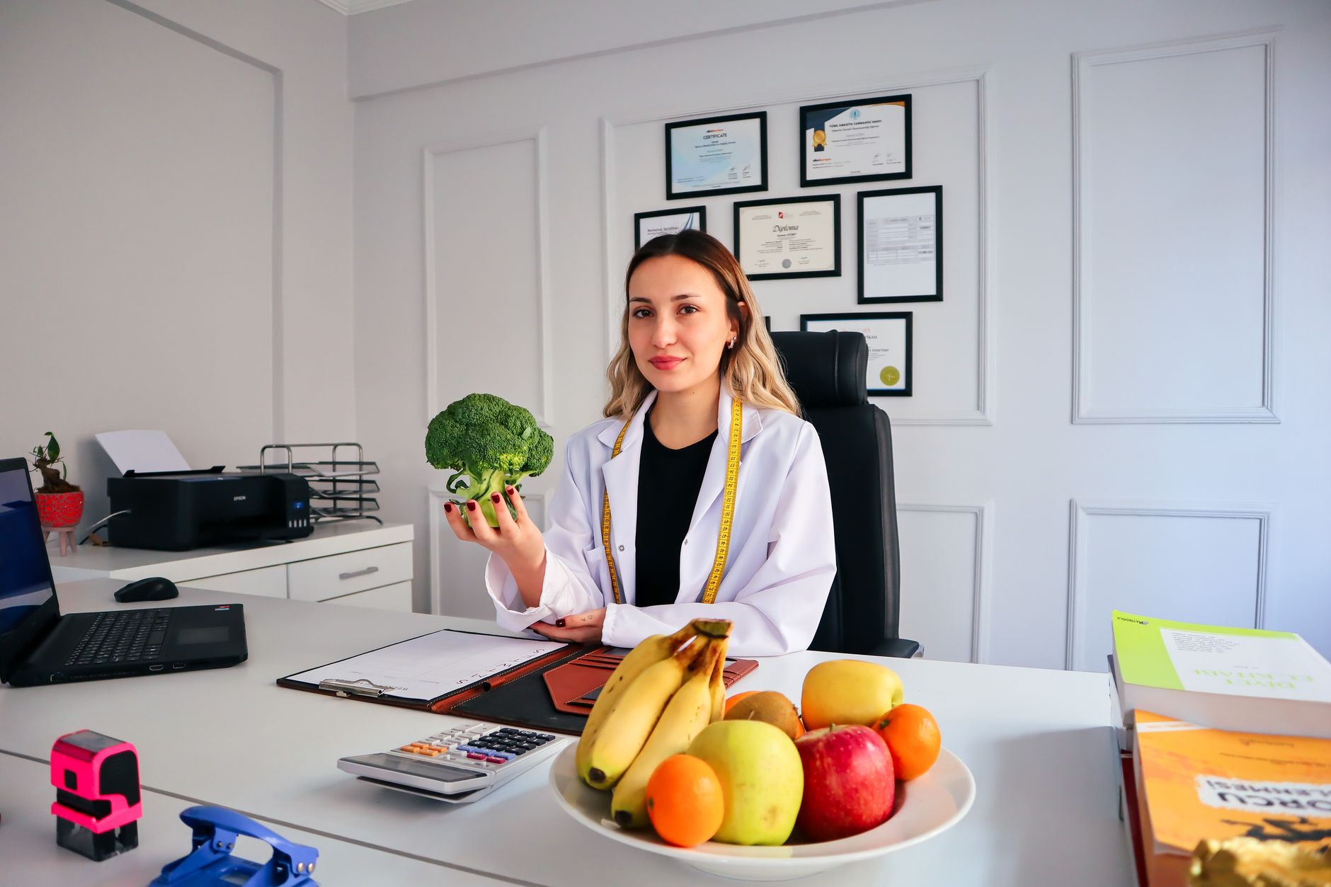 Nutricionista em consulta com alimentos saudáveis